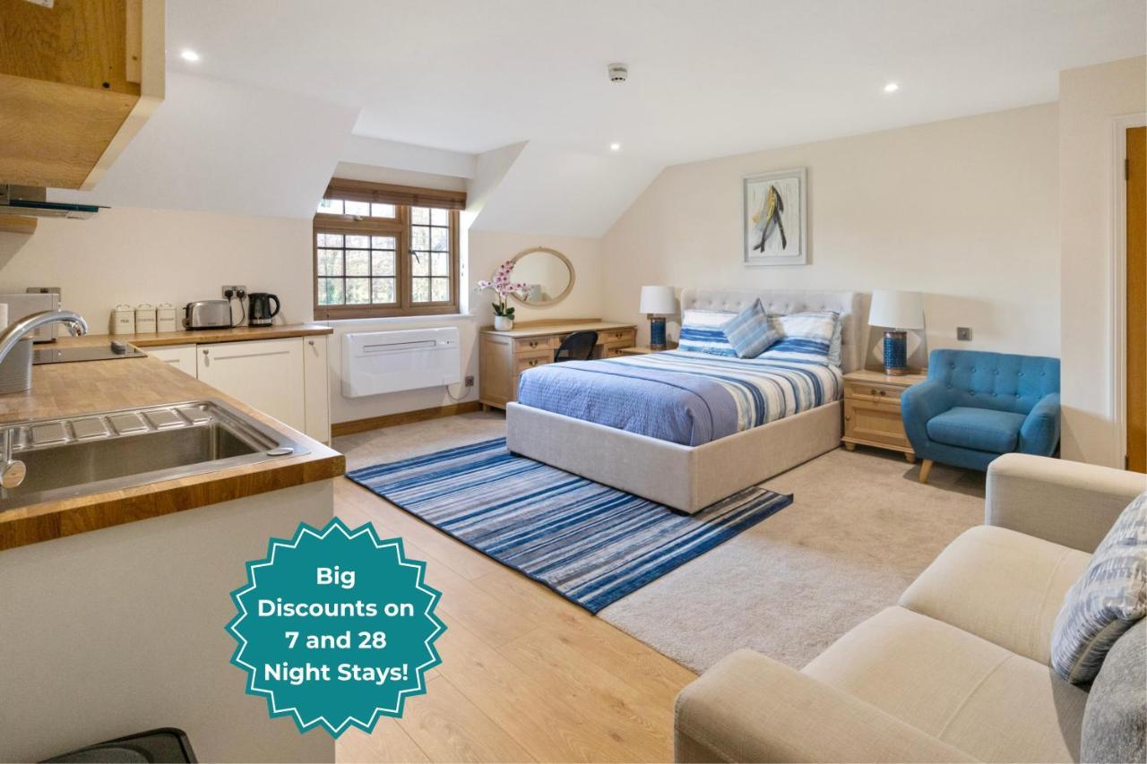 The Lodge - Studio Apartment'S Castel Εξωτερικό φωτογραφία