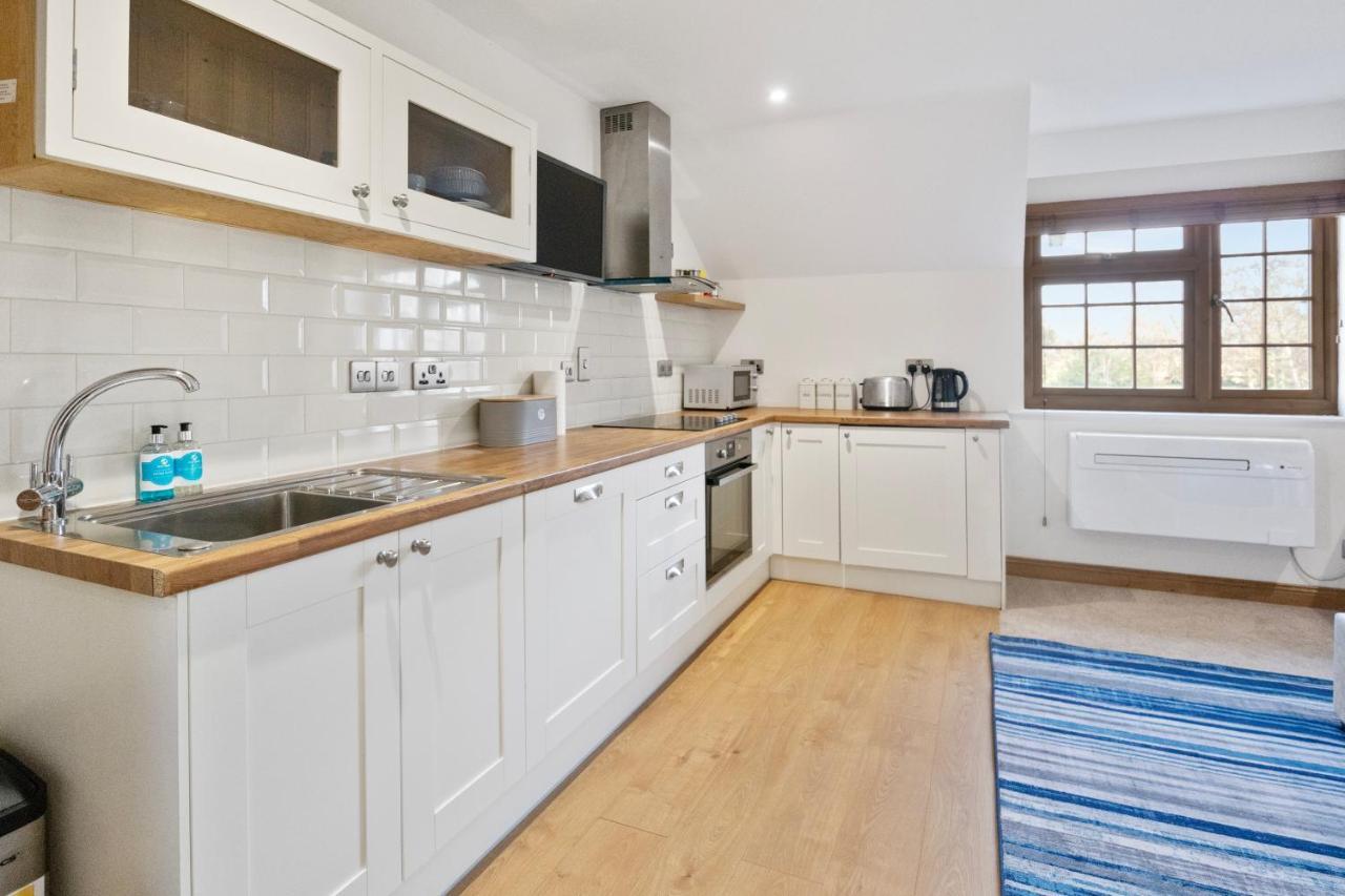 The Lodge - Studio Apartment'S Castel Εξωτερικό φωτογραφία